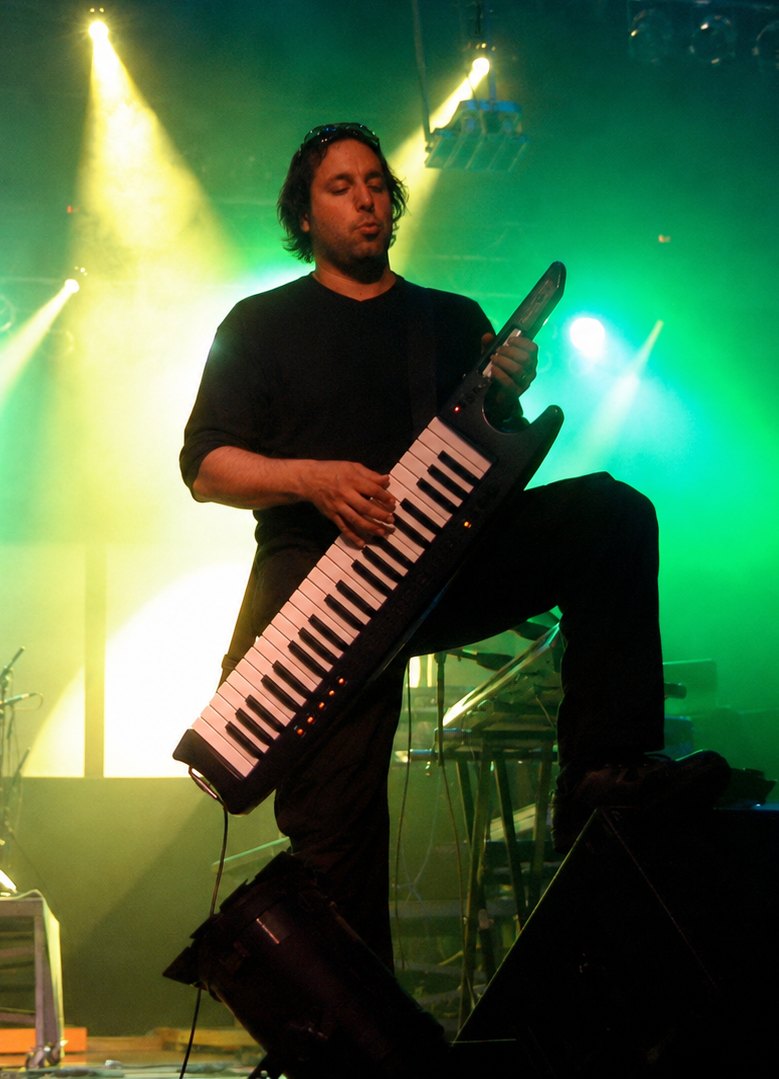 Jaime Rosas tocando keytar en vivo